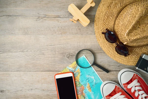 Viagens e turismo fundo com itens de férias na mesa de madeira — Fotografia de Stock