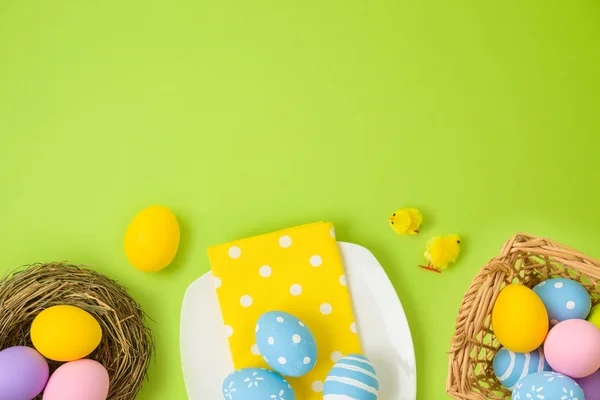 Pâques fond de vacances avec des œufs de Pâques, panier, assiette, oiseau — Photo