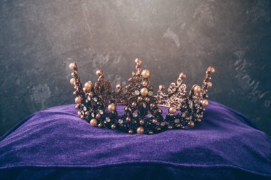 Koyu arka plan üzerinde yastık peri masalı taç. 