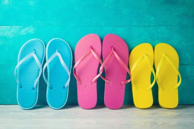 Ahşap masada Flip flop ile yaz konsepti arka plan. 