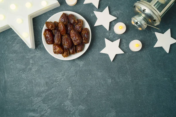 Ramadan kareem sfondo vacanza con date frutta e stelle . — Foto Stock