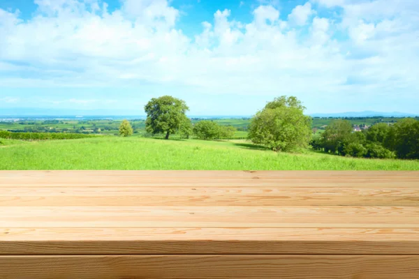 Mesa de madera vacía sobre fondo de prado de verano — Foto de Stock