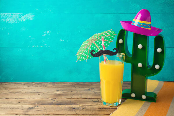 Cinco de Mayo праздник фон с мексиканским кактусом, тусовка мрачно
