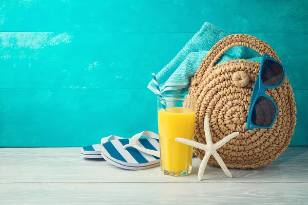 Sommerurlaub Hintergrund mit Orangensaft, Strand fash — Stockfoto