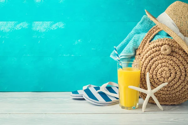 Sommar semester semester bakgrund med apelsinjuice, strand fash — Stockfoto