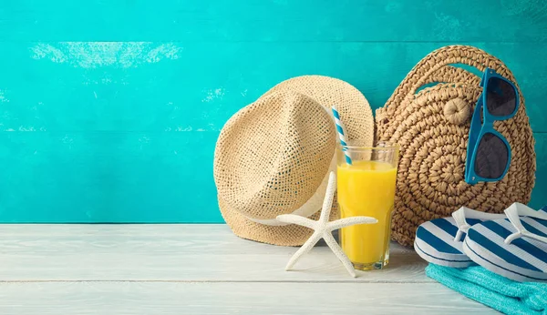 Letní prázdninové prázdniny s pomerančovým džusem, plážovou fašou — Stock fotografie