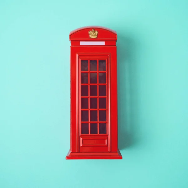 Cabine téléphonique rouge Londres sur fond bleu . — Photo