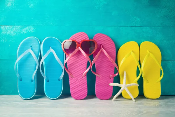 Summer concept background with cute funny flip flops and sunglas — Stock Photo, Image