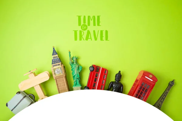 Reise- und Tourismuskonzept mit Souvenirs auf grünem Hintergrund. — Stockfoto