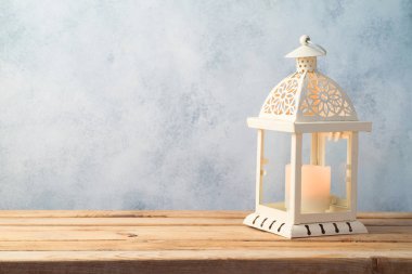 Rustik arka plan üzerinde ahşap masa üzerinde Lightened fener. 