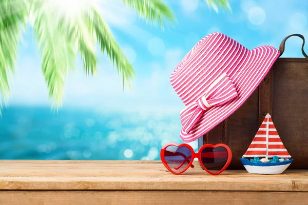 Bavul, güneş gözlüğü, şapka ve tekne ile yaz tatili konsepti — Stok fotoğraf