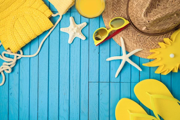 Vacanze estive sfondo con accessori spiaggia su woo — Foto Stock