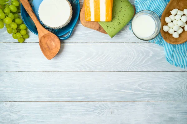 Melk en zuivelproducten op houten achtergrond. Top uitzicht vanaf Abov — Stockfoto