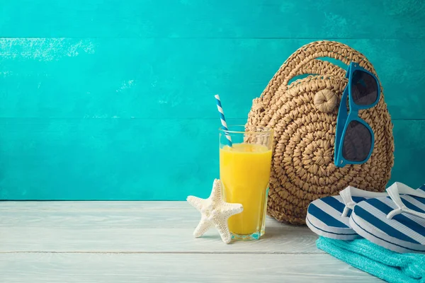 Sommar semester semester bakgrund med apelsinjuice, strand fash — Stockfoto