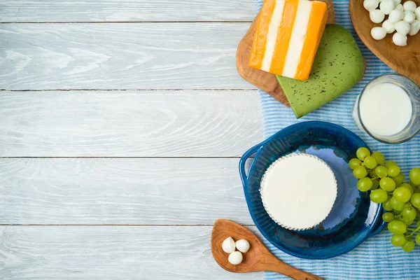 Leche y productos lácteos sobre fondo de madera . — Foto de Stock