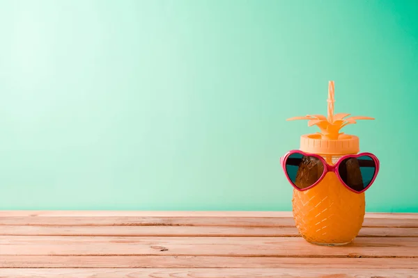 Summer vacation background with cute pineapple juice and sunglas — Stock Photo, Image