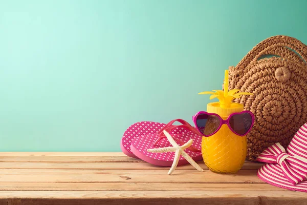 Summer holiday vacation background with orange juice, beach fash — Stock Photo, Image