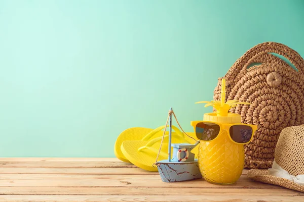 Letní prázdninové zázemí s ananasovou šťávou a přístupem na pláž — Stock fotografie