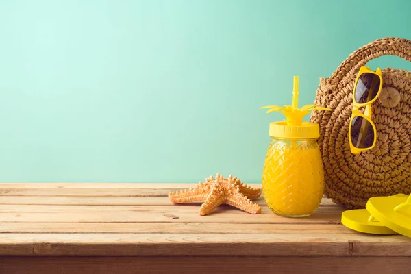 Sommarsemester bakgrund med ananasjuice och tillgång till stranden — Stockfoto