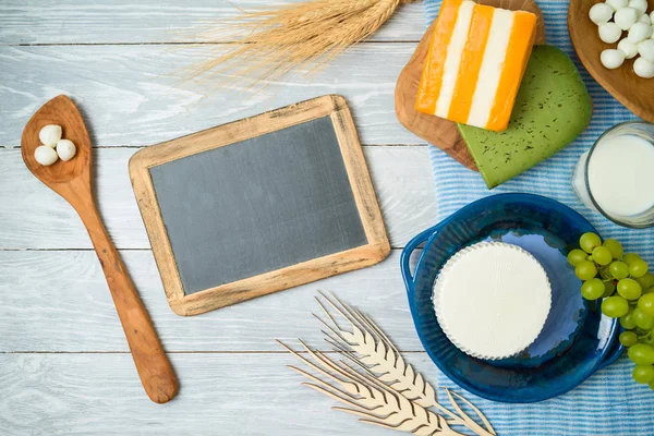 Leche y productos lácteos sobre fondo de madera . — Foto de Stock