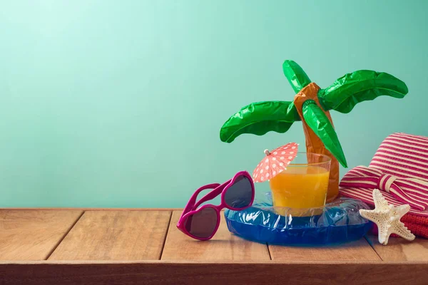 Fundo de férias de verão com suco de laranja, acessórios de praia — Fotografia de Stock