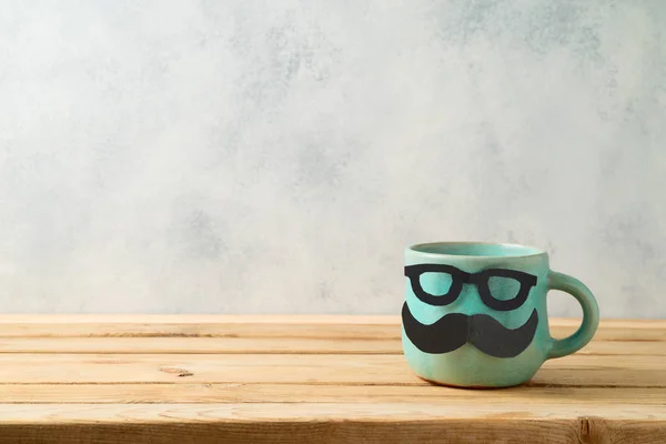 快乐父亲节的概念与可爱的有趣的咖啡杯在木柴 — 图库照片