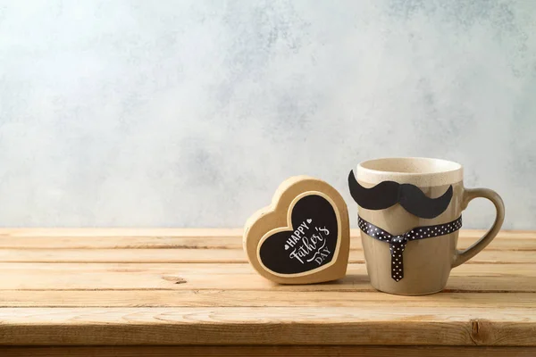 快乐父亲节的概念与咖啡杯和礼品盒在woo — 图库照片