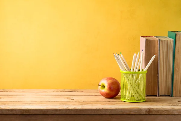 Zurück zum Schulhintergrund mit Bleistiften und alten Büchern auf hölzernen T — Stockfoto