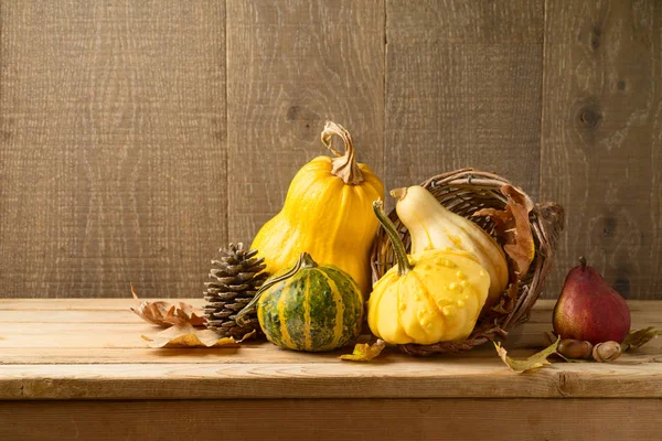 Herfst oogst achtergrond met pompoen en squash op houten Tabl — Stockfoto