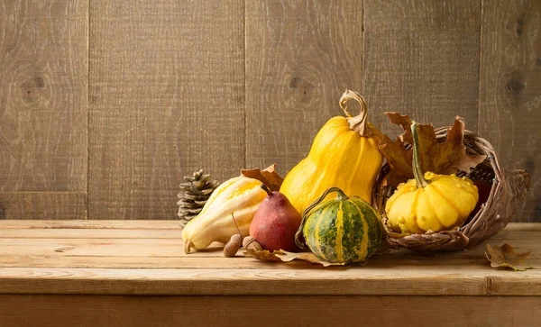 木製のタベルにカボチャとスカッシュと秋の収穫の背景 — ストック写真