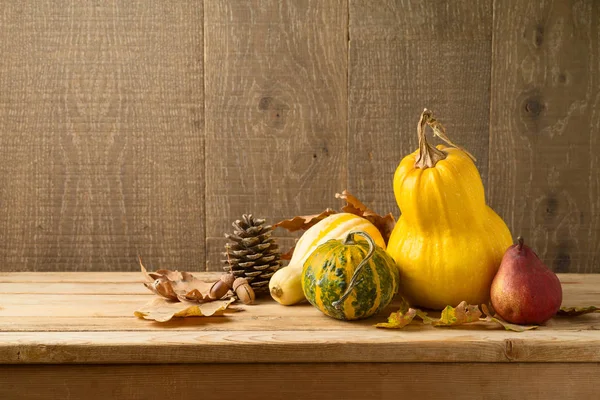 Outono colheita fundo com abóbora e abóbora na mesa de madeira — Fotografia de Stock