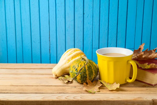 Fondo autunnale con tazza di caffè, zucca e foglie autunnali su due — Foto Stock