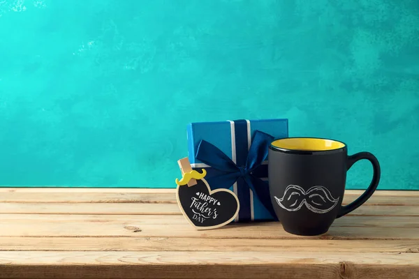 Happy Father's day concept with coffee mug and gift box over woo — Stock Photo, Image