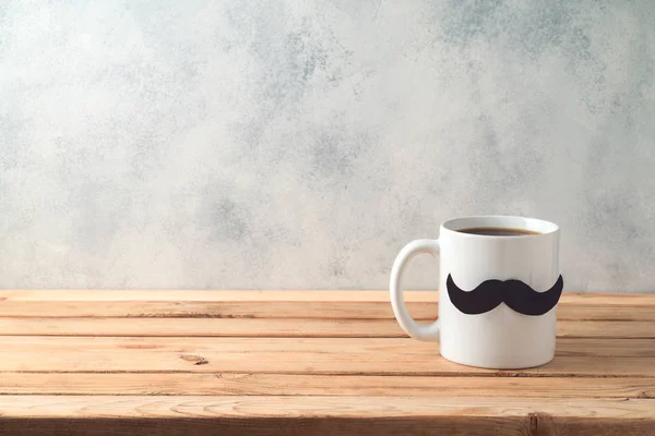 Concepto del día del padre feliz con taza de café y bigote sobre woo —  Fotos de Stock
