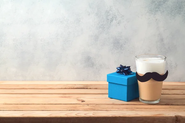 Conceito de dia do pai feliz com café latte macchiato e presente — Fotografia de Stock