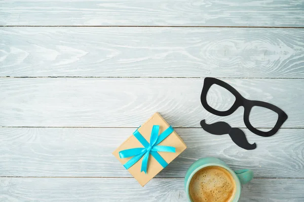 Joyeux concept de fête des pères avec moustache, tasse de café et cadeau bo — Photo