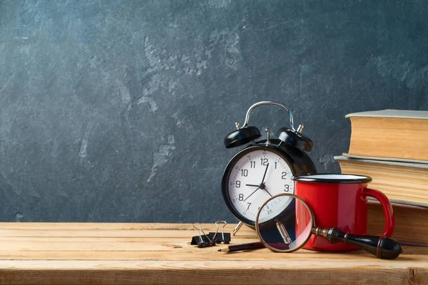 Tillbaka till skol bakgrund med kaffekopp, väckarklocka och gamla b — Stockfoto
