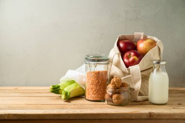 Sıfır atık yaşam tarzı ve Pamuk çanta ve GL ile alışveriş kavramı