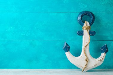 Ahşap masada çapa dekor ile yaz tatil arka plan