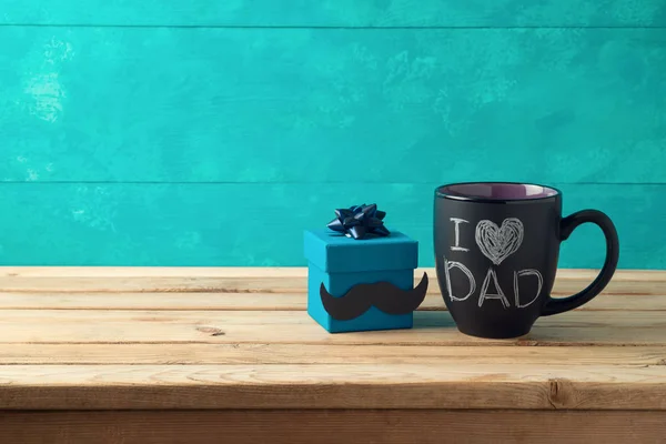 Concepto del día del padre feliz con taza de café y caja de regalo sobre woo — Foto de Stock