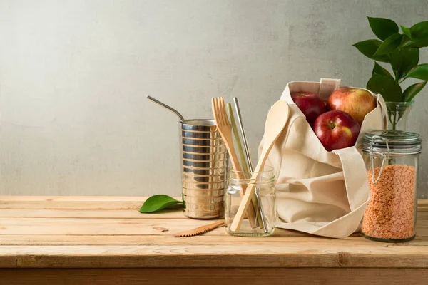 Concepto de estilo de vida de cero residuos con bolsa de algodón y frascos de vidrio en w —  Fotos de Stock