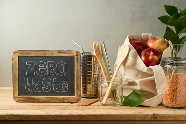 Concepto de estilo de vida de cero residuos con bolsa de algodón y frascos de vidrio en w — Foto de Stock