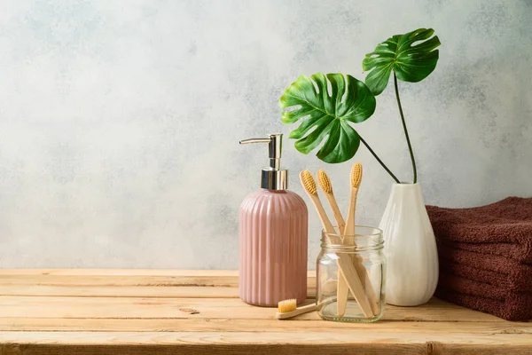 Eco vriendelijke bamboe tandenborstel op houten tafel — Stockfoto