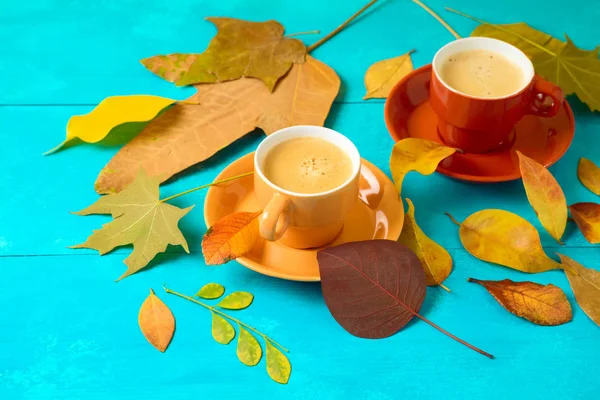 Tazza da caffè e foglie autunnali sul tavolo di legno. Concetto autunno — Foto Stock