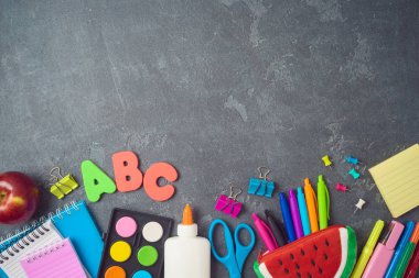 yazı tahtası üzerinde okul malzemeleri ile okul arka geri. 