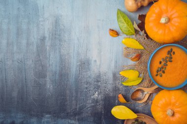 Rustik arka planda kabak çorbası. Kabak ile sonbahar kavramı