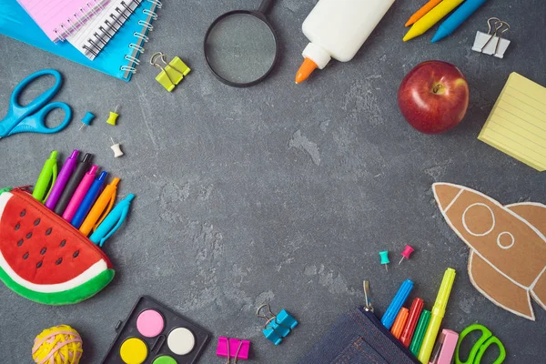 Voltar ao fundo da escola com material escolar na lousa . — Fotografia de Stock