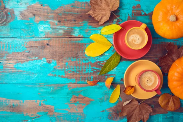 Fondo autunnale con tazze di caffè, foglie autunnali e zucca su w — Foto Stock