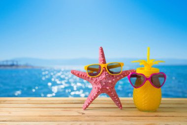 Sevimli denizyıldızı ve ananas suyu w ile Yaz tatil konsepti