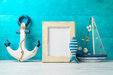 Ahşap masada çerçeve ve deniz yaz süslemeleri